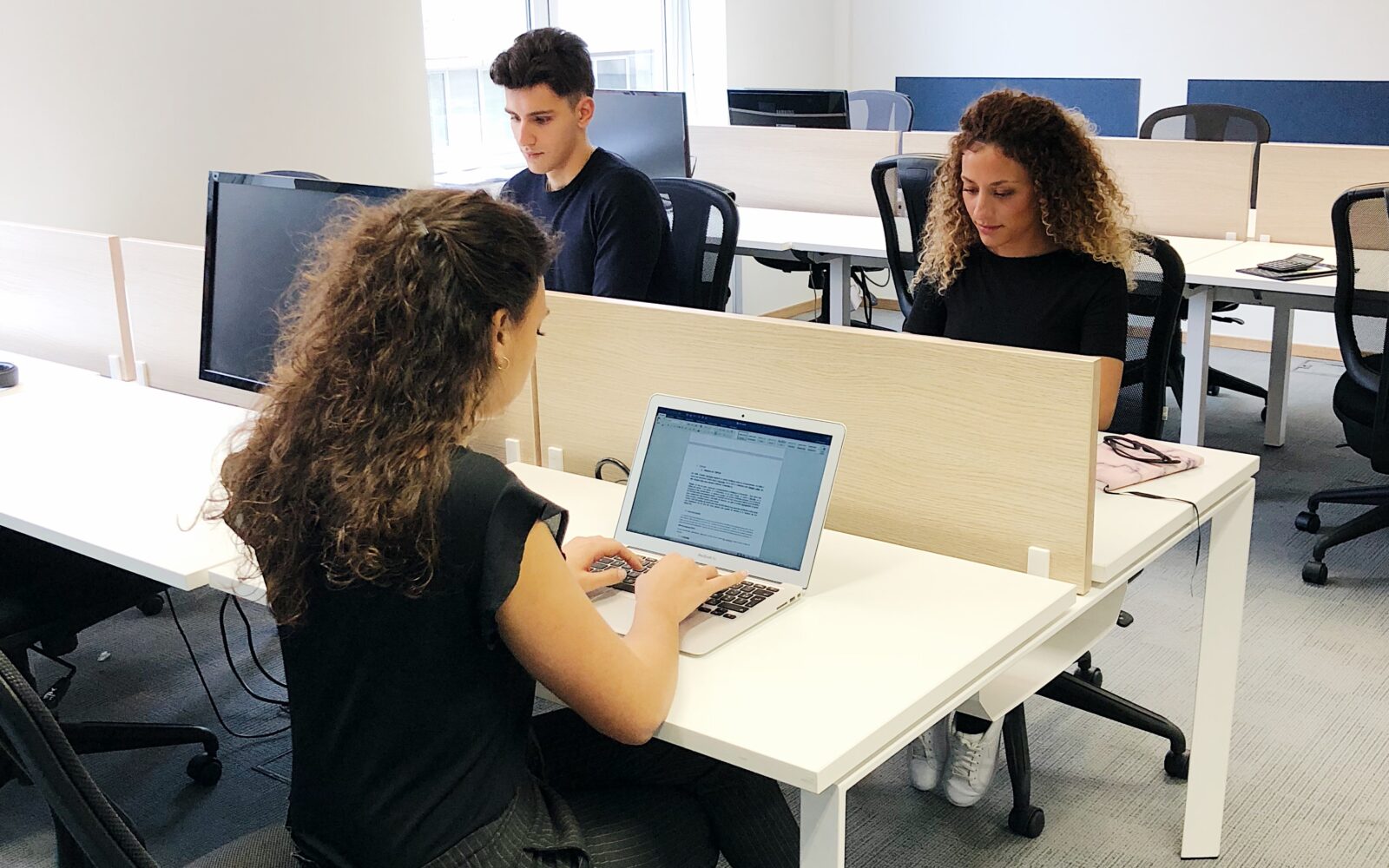 Difficile de travailler de chez vous ? Découvrez nos coworking à Louise, Merode et Parlement E.U.